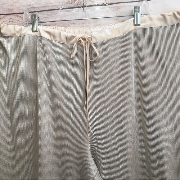 MASSEY’S LOUNGE SET IN GOLD - Picture 10 of 12